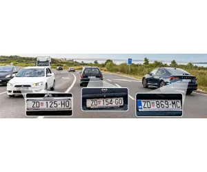 لقطات داش كام عالية الدقة تظهر ثلاث سيارات متحركة على طريق سريع مع تكبير يوضح أرقام لوحاتها بوضوح تام